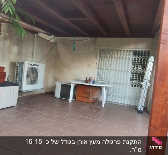 פרגולה מעץ עם שולחן פלסטיק ולוח עץ